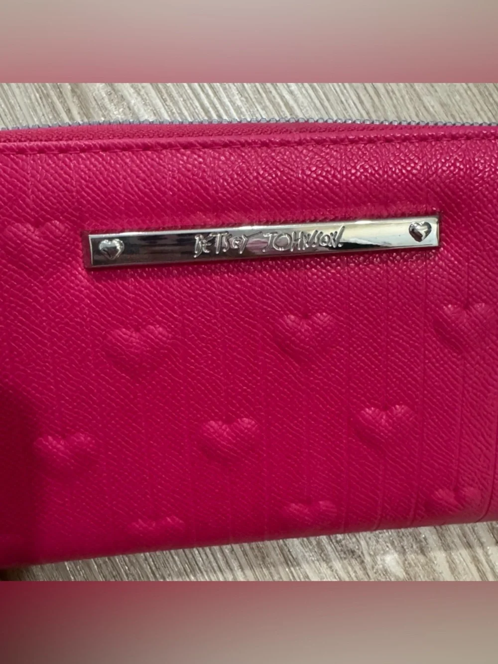 Betsey Johnson hot pink Heart Embossed vegan leather Wristlet Wallet nwot - Picture 2 of 5